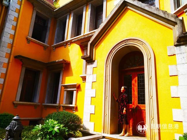 游客在云南起義紀念館拍照留影。記者江楓 攝