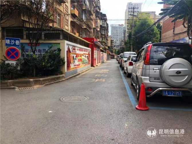 路面修補(bǔ)平整，車輛整齊停放。