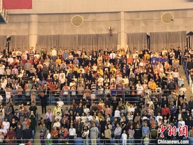 眾多市民前來觀賽 馬芙蓉 攝 眾多市民前來觀賽 馬芙蓉 攝