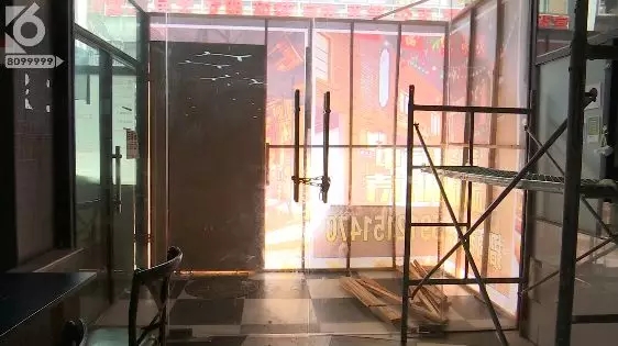 昆明佰騰美食廣場(chǎng)一夜被封門7.webp.jpg
