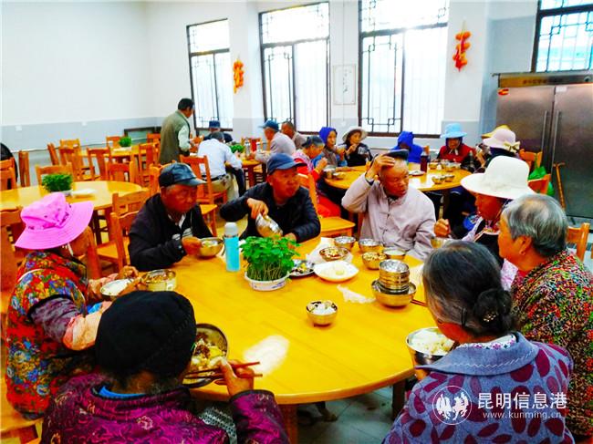 各族老年群眾在洛龍社區(qū)居家養(yǎng)老服務中心就餐。記者江楓 攝