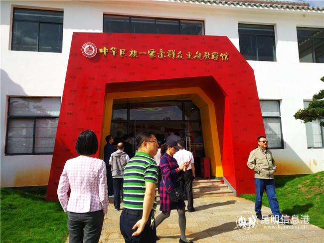 洛龍社區(qū)中華民族一家親群眾主題教育館。記者江楓 攝