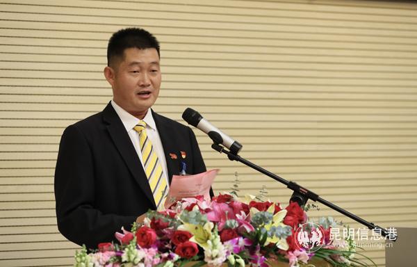 劉元明講述他和彩車“背后的故事”。記者合宇聰攝