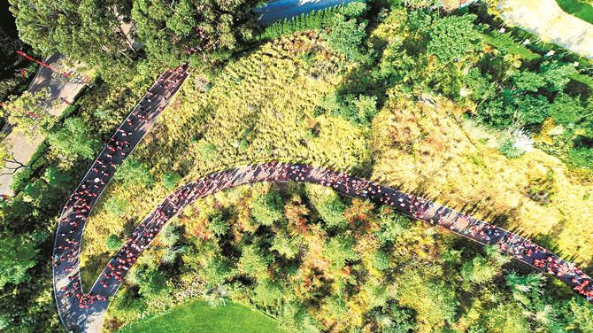 戶外運(yùn)動(dòng)愛好者在嘉年華上參加徒步運(yùn)動(dòng)。 新華社