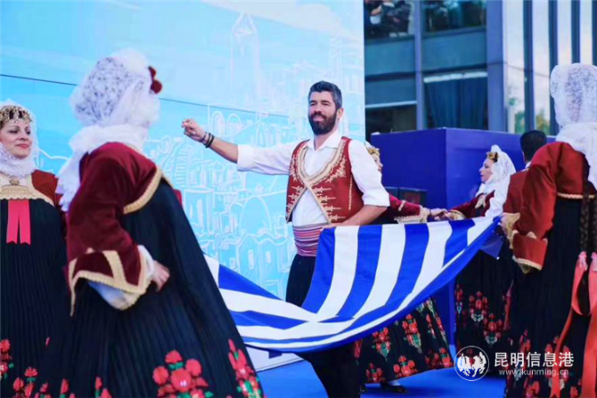 開幕式現(xiàn)場精彩的希臘特色舞蹈表演 供圖。