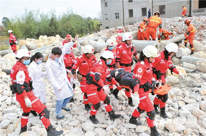 營(yíng)救“傷員”。