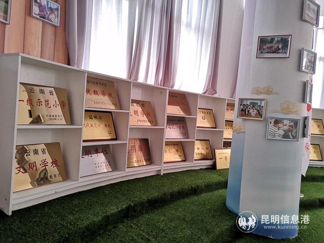 五 學(xué)校榮譽(yù)墻