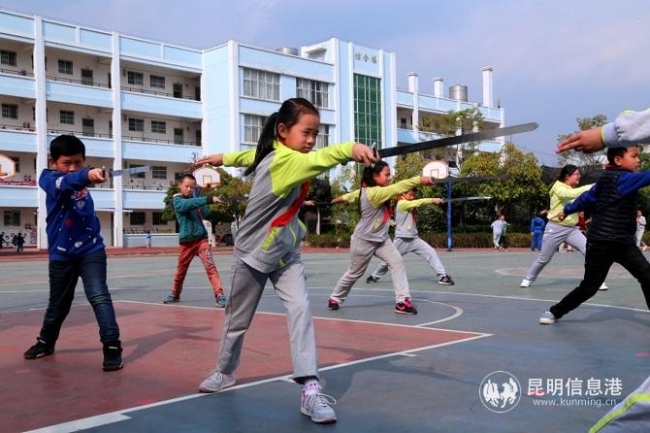 體育課上精神飽滿的同學(xué)們