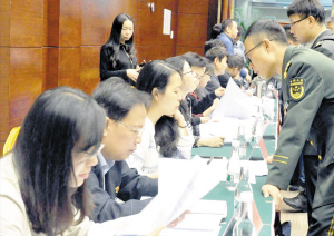 軍轉(zhuǎn)干部向接收單位詳細詢問崗位職責。