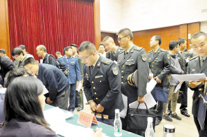 昆明市退役軍人事務局舉行首場軍轉(zhuǎn)干部報名大會。