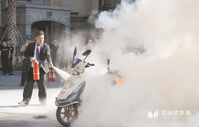 西山區(qū)消防救援大隊(duì)在云報(bào)華府小區(qū)開(kāi)展消防演練活動(dòng)。 記者趙偉攝