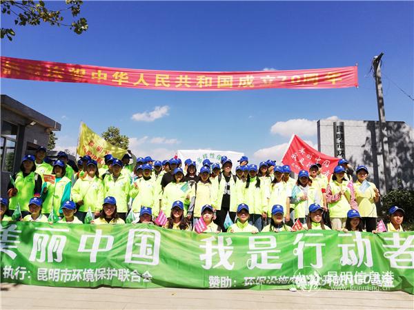 參觀團合影。