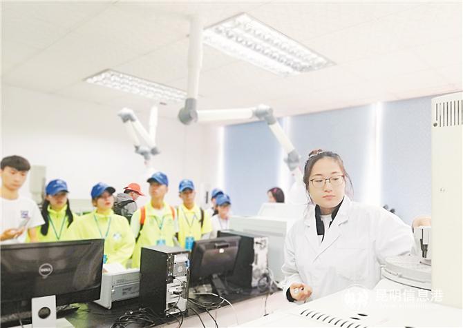 講解員講解環(huán)保設備知識。