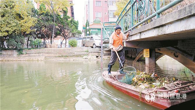 河道漂浮垃圾打撈。 記者蔡曉磊攝