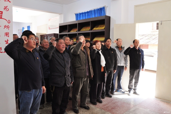 帶領(lǐng)支部書記重溫入黨誓詞 帶領(lǐng)支部書記重溫入黨誓詞