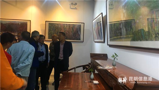 龍純一帶觀展嘉賓賞析作品 供圖。