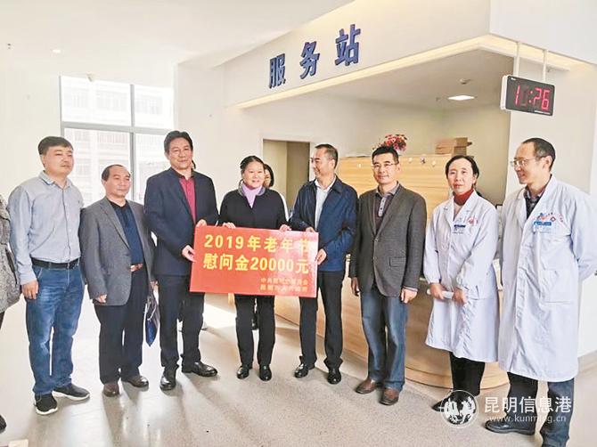 市老齡委慰問醫(yī)養(yǎng)結(jié)合機(jī)構(gòu)。