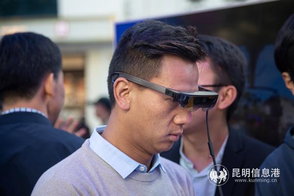 用戶體驗(yàn)5G產(chǎn)品 實(shí)習(xí)記者王駿彥攝 用戶體驗(yàn)5G產(chǎn)品 實(shí)習(xí)記者王駿彥攝