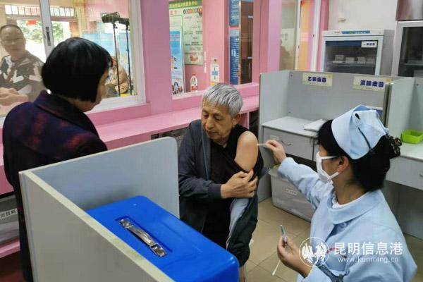 為老人接種疫苗。供圖
