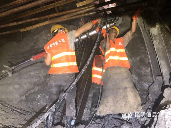 中鐵十局施工人員正在明通隧道內(nèi)進(jìn)行風(fēng)鉆作業(yè)。供圖 通訊員黃再云 周永勃 常星星