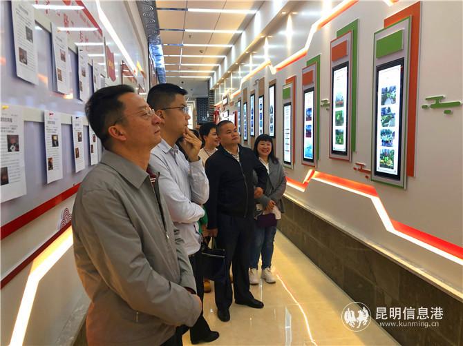 參觀社區(qū)環(huán)滇黨建長(zhǎng)廊