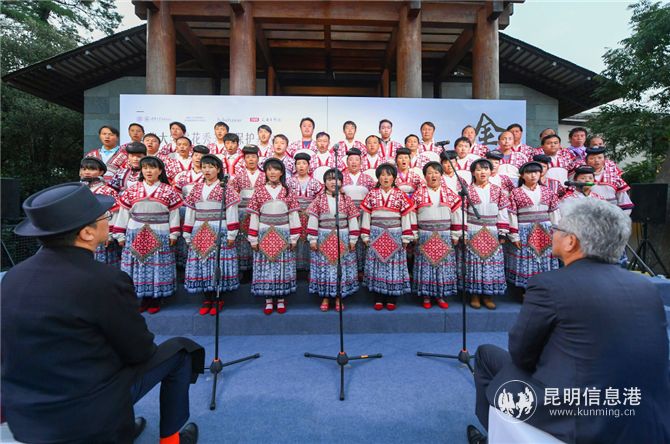 昆明富民縣小水井苗族農(nóng)民合唱團(tuán)傾情演唱