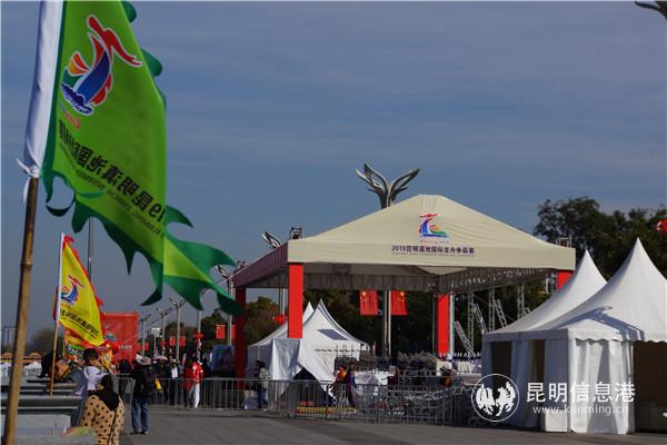 大賽主席臺已搭建完成 記者蘇雯芊 攝