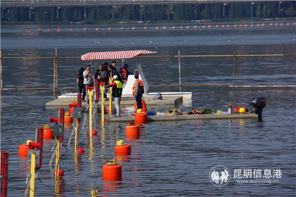 工作人員正在測試水上賽道 記者蘇雯芊 攝