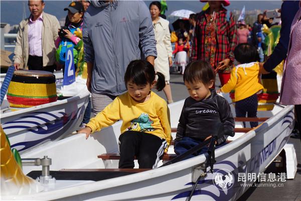 市民和龍舟合影 記者蘇雯芊 攝