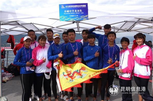 春城中學(xué)龍舟隊(duì) 記者劉雄斌攝 春城中學(xué)龍舟隊(duì) 記者劉雄斌攝