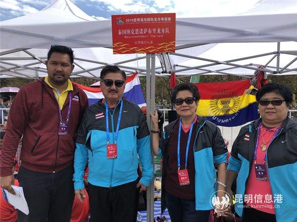 泰國(guó)納克恩諾薩布里龍舟隊(duì)教練(左一) 記者蘇雯芊攝 泰國(guó)納克恩諾薩布里龍舟隊(duì)教練(左一) 記者蘇雯芊攝