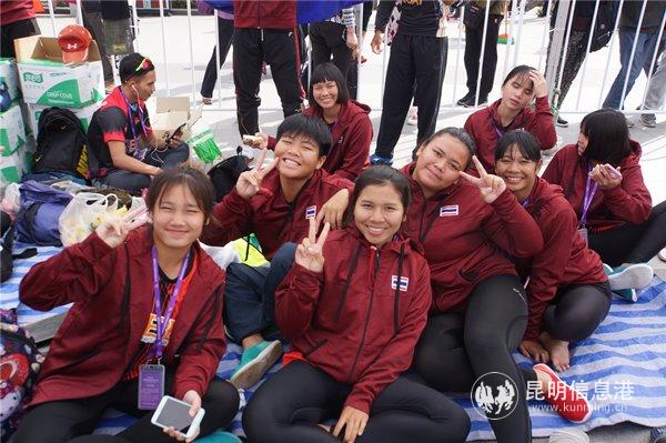 泰國(guó)納克恩諾薩布里龍舟隊(duì) 記者劉雄斌攝 泰國(guó)納克恩諾薩布里龍舟隊(duì) 記者劉雄斌攝