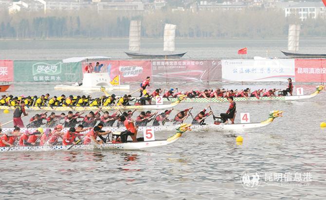 2019昆明滇池國(guó)際龍舟爭(zhēng)霸賽吸引了來(lái)自國(guó)內(nèi)外的隊(duì)伍參賽。 記者趙偉攝