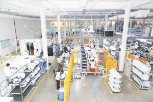 優(yōu)必選科技公司機(jī)器人生產(chǎn)線。記者李海曦?cái)z