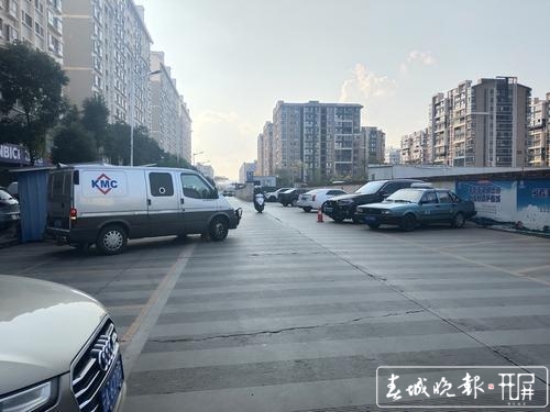 四車道變兩車道，市民吐槽路難行2.jpg