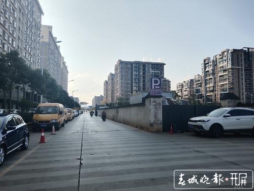 四車道變兩車道，市民吐槽路難行3.jpg
