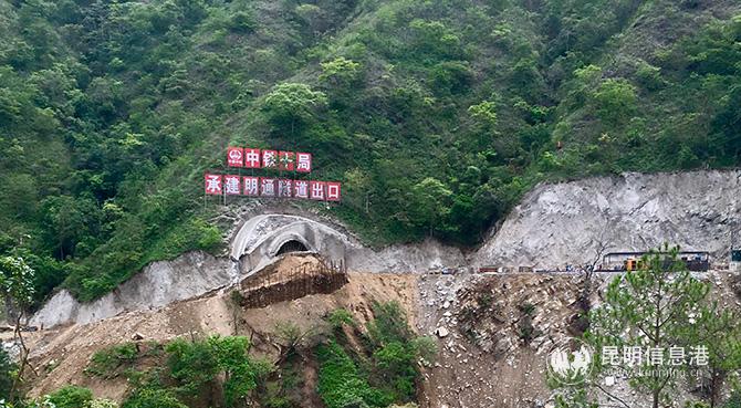 掛在半山腰的明通隧道出口。供圖-通訊員黃再云-周永勃-常星星