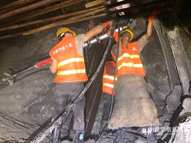 中鐵十局施工人員正在明通隧道內(nèi)進(jìn)行風(fēng)鉆作業(yè)。供圖-通訊員黃再云-周永勃-常星星