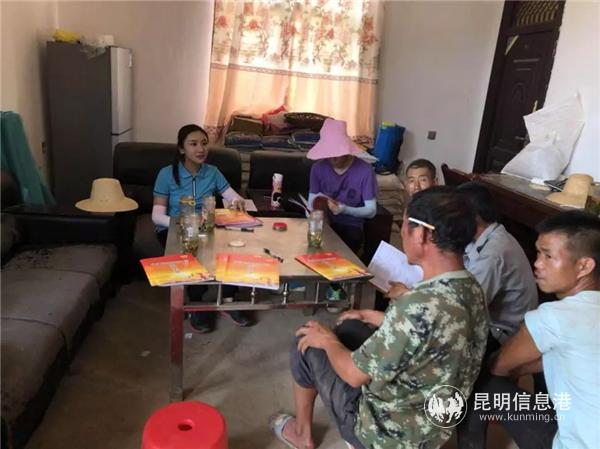 隊員入戶發(fā)放扶貧手冊 供圖.webp