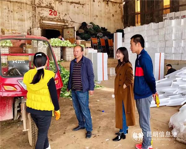 戚婕宇、李安朝和村主任一起看望在晉寧務工的村民 供圖.webp