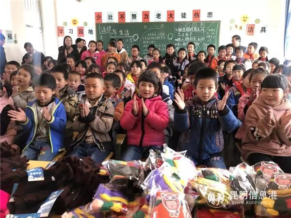 愛心人士為牛泥塘小學捐贈保暖手套 供圖.webp