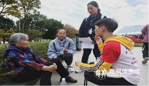 志愿者向現(xiàn)場市民征集滇池保護建議