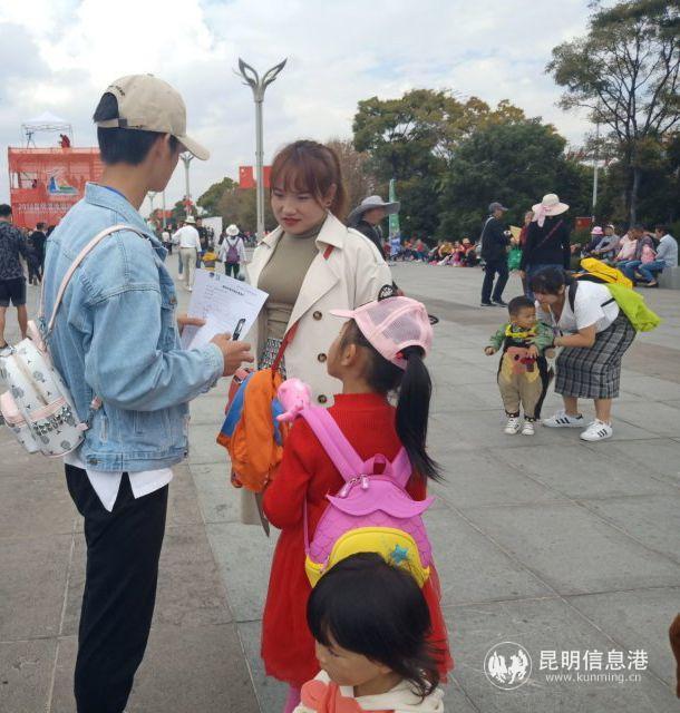 志愿者向游客宣講滇池保護知識