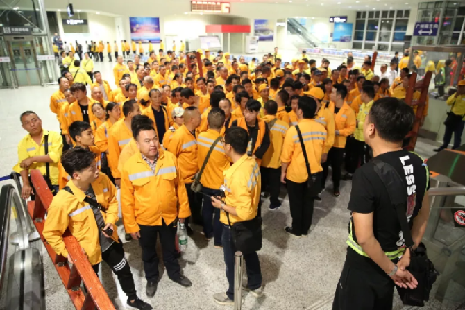 200多人坐動(dòng)車(chē)進(jìn)入海底隧道！干一件大事！