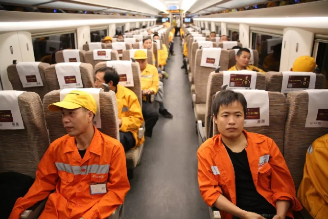 200多人坐動(dòng)車(chē)進(jìn)入海底隧道！干一件大事！