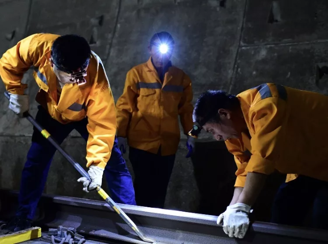 200多人坐動(dòng)車(chē)進(jìn)入海底隧道！干一件大事！