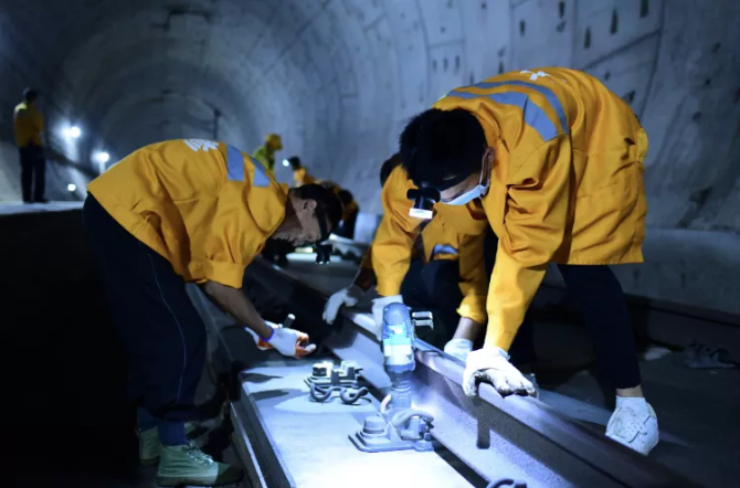 200多人坐動(dòng)車(chē)進(jìn)入海底隧道！干一件大事！