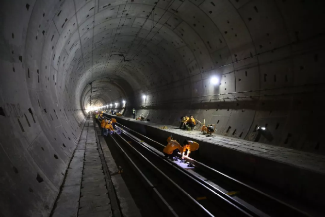 200多人坐動(dòng)車(chē)進(jìn)入海底隧道！干一件大事！