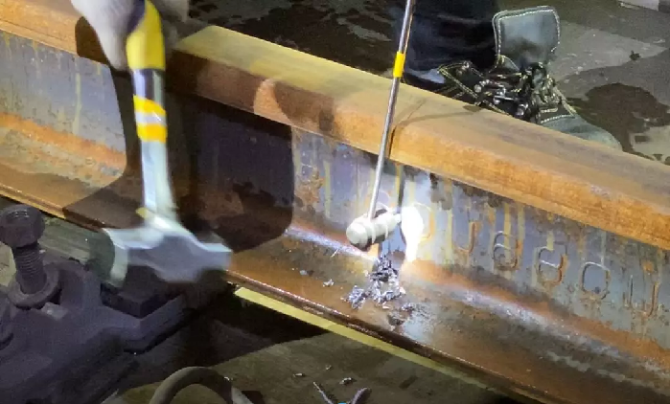 200多人坐動(dòng)車(chē)進(jìn)入海底隧道！干一件大事！