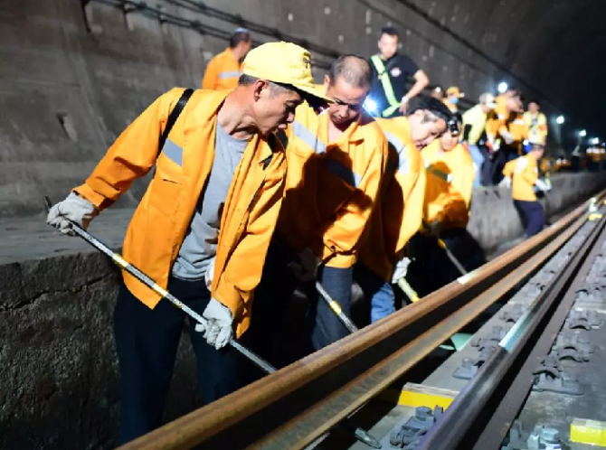 200多人坐動(dòng)車(chē)進(jìn)入海底隧道！干一件大事！